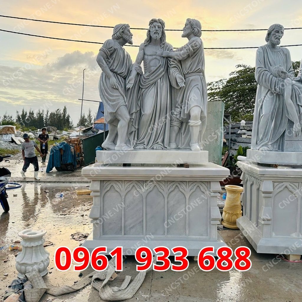 Tượng Thiên Chúa bằng đá