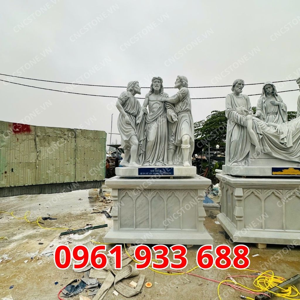 Tượng Thiên Chúa bằng đá