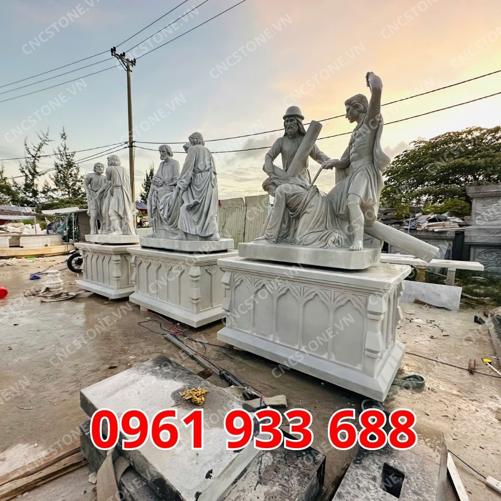 Tượng Thiên Chúa bằng đá