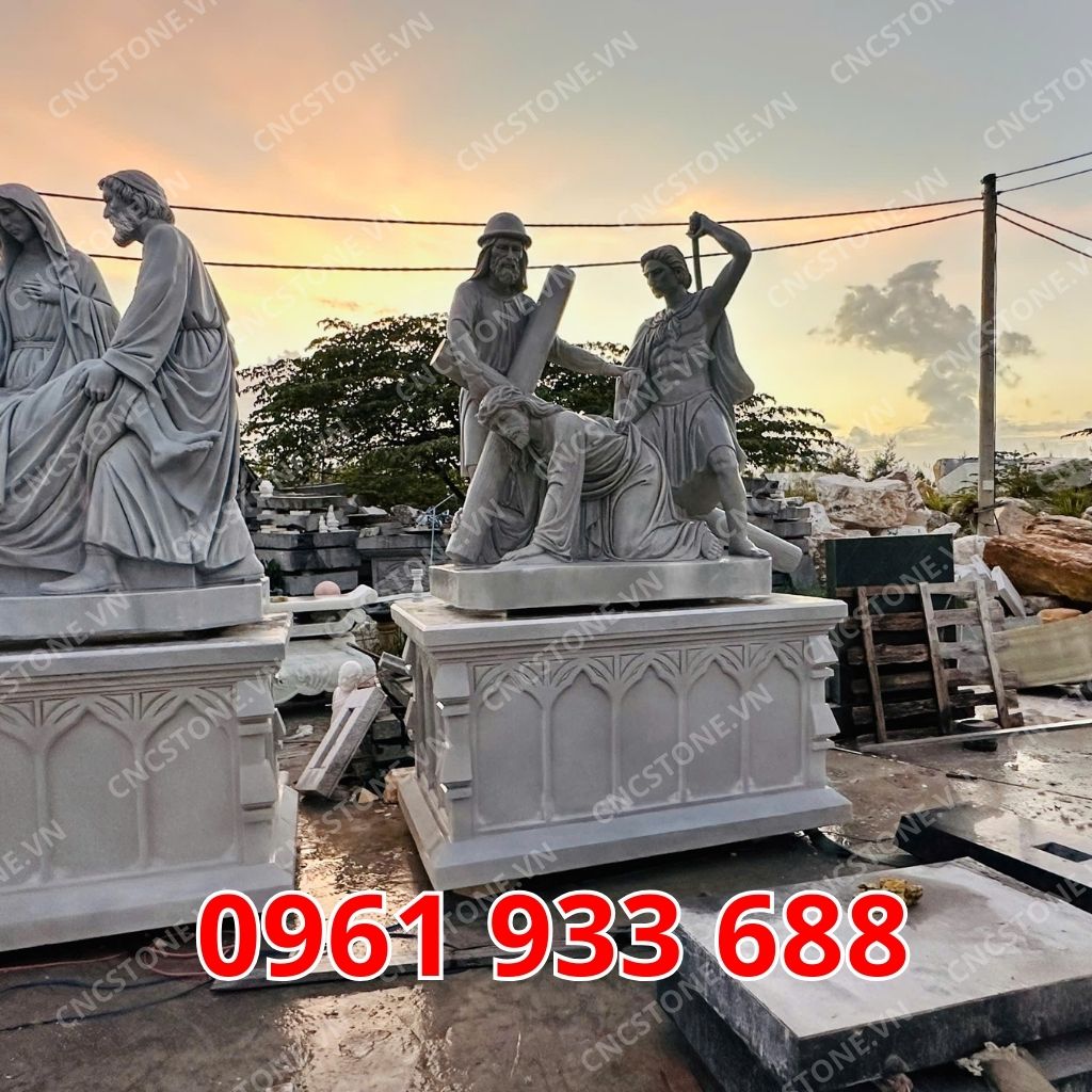 Tượng Thiên Chúa bằng đá