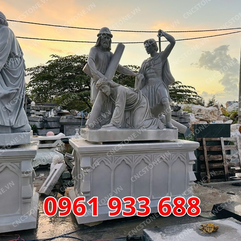 Tượng Thiên Chúa bằng đá