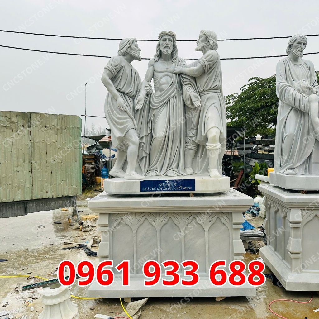 Tượng Thiên Chúa bằng đá