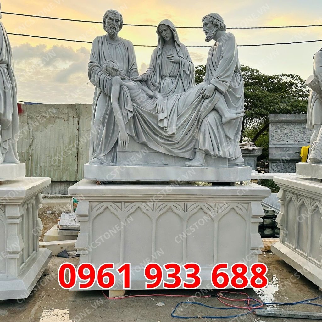 Tượng Thiên Chúa bằng đá