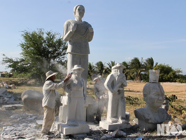 Tượng Mẹ Việt Nam anh hùng