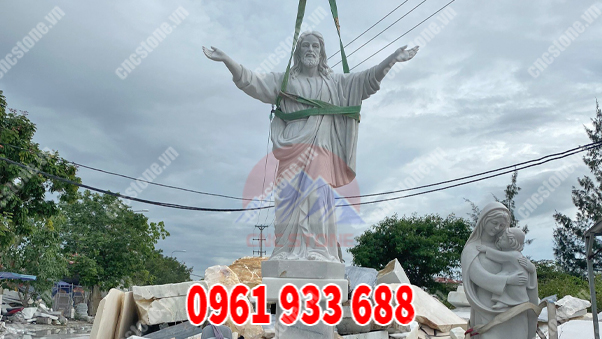 Tượng Chúa Giang Tay - Tượng Đức Mẹ 
Lắp Đặt Thử Lên Kệ Trước Khi Vận Chuyển Sang Úc
